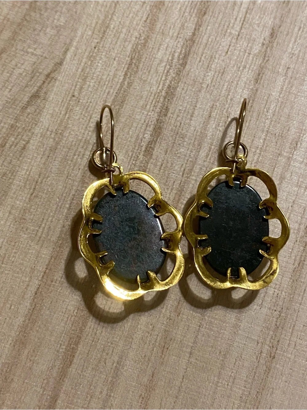 Vintage Earrings Gold Tone Scalloped Setting Dark Green Dark Red Spots Cabochon